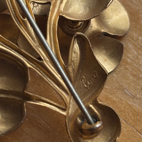 Vintage Coro Floral Brooch with Red Rhinestones - Picture 2 of 6